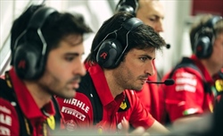 Sainz critico sulle partenze Ferrari: «Abbiamo faticato. È un aspetto da attenzione»