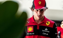 Sainz: «Dispiace aver creato lavoro extra ai meccanici, parlerò con loro»