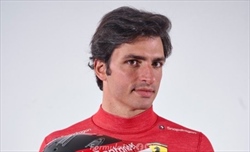 Sainz e Alonso presentano i caschi per la stagione 2022