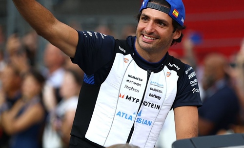 Carlos Sainz Jr. frena lo show: «Meno VIP, più sorpassi!» - sainz e moda