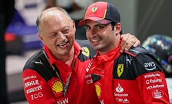 Sainz elogia Vasseur: «Ha migliorato la squadra sotto molti aspetti»