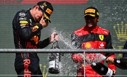 Sainz esalta Verstappen: «Capace di vincere nonostante gli errori»