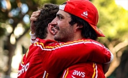 Sainz esulta per Leclerc: «Emozionante vederlo vincere qui»
