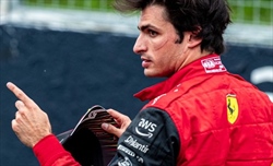 Sainz: «Giro pulito fino all'ultima curva, poi ecco cosa è successo. Gara? Meteo avrà un ruolo»