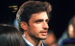 Prime frecciatine di Sainz: «Io sotto i riflettori? C’è già uno con la tuta Rossa» - Sainz: «Io sotto i riflettori nel 2025? Per quello ci sarà già uno con la tuta Rossa»