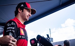 Sainz: «La nuova ala posteriore non stravolgerà le cose. Aiutare Leclerc? Sì, ma vincendo»