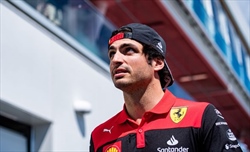 Sainz: «La nuova ala posteriore non stravolgerà le cose. Aiutare Leclerc? Sì, ma vincendo» - Sainz: «La nuova ala posteriore non stravolgerà le cose. Aiutare Leclerc? Sì, ma vincendo»
