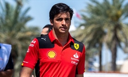 Sainz: «La Red Bull sarà più veloce domani, ma con due macchine davanti possiamo giocarcela»