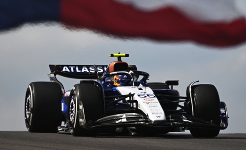 Sainz non si accontenta: il sorpasso su Antonelli costa caro - Sainz non si accontenta: il sorpasso su Antonelli costa caro