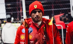 Sainz o la Ferrari: chi ha sbagliato nel pit stop ritardato?