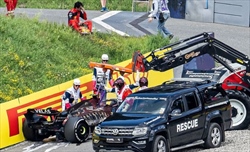Sainz quasi avvolto dalle fiamme: «Procedure? C'è qualcosa da rivedere»