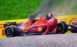 Sainz quasi avvolto dalle fiamme: «Procedure? C'è qualcosa da rivedere» - Sainz quasi avvolto dalle fiamme: «Procedure? C'è qualcosa da rivedere»