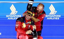 Sainz ringrazia la Ferrari: «Guidare in rosso è speciale, ma ho ancora un rimpianto»