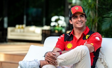 Sainz: «Voglio vincere con la Ferrari, sono motivato». Ma non si sbilancia sul suo futuro...