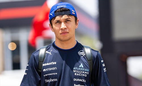 Sanzioni FIA, Albon ironizza con Russell: «Meglio ostacolare un pilota in pista»