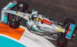 Scontro Hamilton-FIA sui gioielli: Lewis ha tempo due gare per adeguarsi alle regole - Scontro Hamilton-FIA sui gioielli: Lewis ha tempo due gare per adeguarsi alle regole