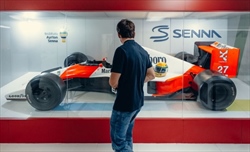 «Senna sempre»: i tributi del paddock al mito di Ayrton