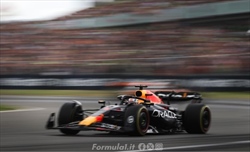 Sgambetto Red Bull, è già sfida alla SF-24. Oggi Verstappen in pista con la RB20 - Sgambetto Red Bull, Verstappen toglie la scena alla SF-24 e gira in pista a Silverstone