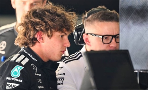 Si forma l'intesa tra Bono e Kimi (ma gli scappa ancora il nome di Lewis)