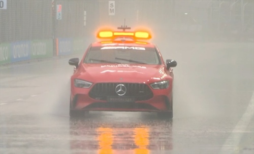Sprint, il maltempo ferma ancora la Formula 1: partenza rimandata a Singapore - Sprint, la pioggia ferma ancora la Formula 1: partenza rimandata a Singapore
