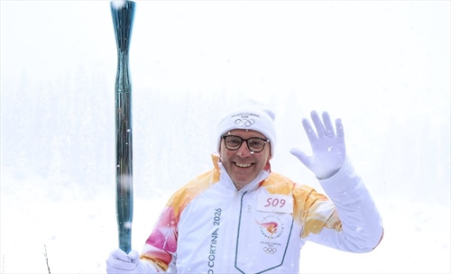 Stefano domenicali è tedoforo per le olimpiadi di Milano-Cortina