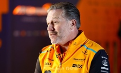 Steward FIA, Zak Brown si espone: «Per avere successo ci occorrono dei professionisti»
