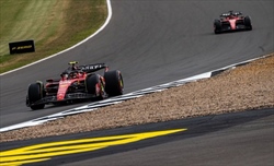 Tensione in Ferrari: Sainz supera Leclerc, e il monegasco risponde sarcastico in radio