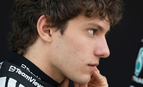 Test, Antonelli molla il casco e cambia mestiere: «Ferrari buona, ma ha sottosterzo» - Test, Antonelli molla il casco e cambia mestiere: «Ferrari buona, ma ha sottosterzo»