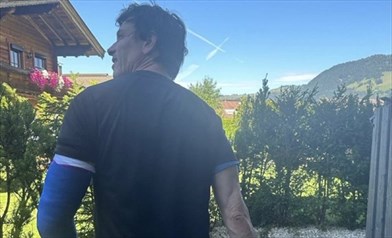 Toto Wolff infortunato: frattura del polso dopo una caduta in mountain bike durante le vacanze - Toto Wolff infortunato: frattura del polso dopo una caduta in mountain bike durante le vacanze