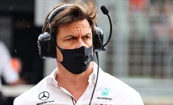 Toto Wolff stuzzica Alonso: L'universo non gira intorno a lui