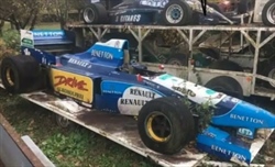 Trova una Benetton di Schumacher abbandonata, poi riceve due brutte sorprese