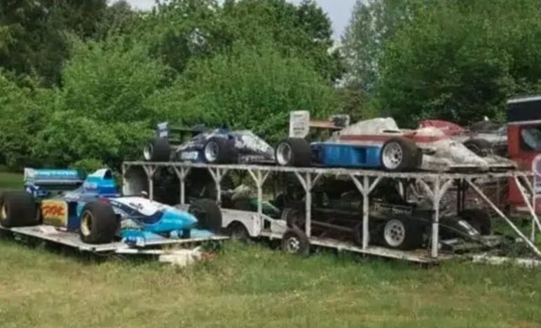 Trova una Benetton di Schumacher abbandonata, poi riceve due brutte sorprese