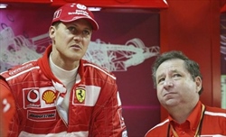 Un «amico intimo» ha scattato foto a Schumacher provando a venderlo per una cifra monstre: la vicenda