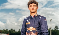 Un ex pilota dell'Academy Red Bull parla di Helmut Marko: «È molto schietto» - Un ex pilota dell'Academy Red Bull parla di Helmut Marko: «È molto schietto»