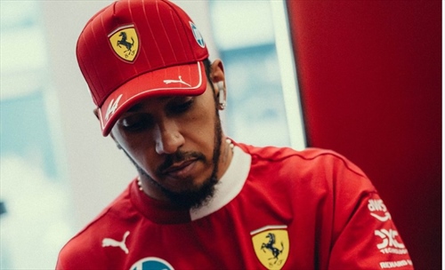 Un fan ruba un cappello autografato: la reazione di Hamilton emoziona i fan