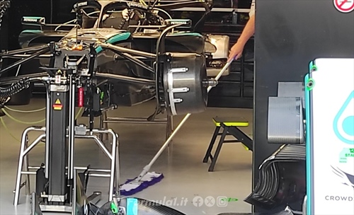 Un giovedì in pit lane: assemblaggio di un cockpit, martinetti 'nudi' e stramberie da F1 - Un giovedì in pit lane: assemblaggio di un cockpit, martinetti 'nudi' e stramberie da F1