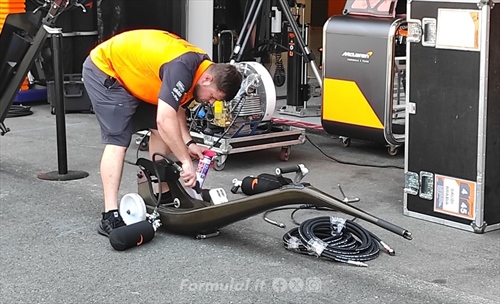 Un giovedì in pit lane: assemblaggio di un cockpit, martinetti 'nudi' e stramberie da F1