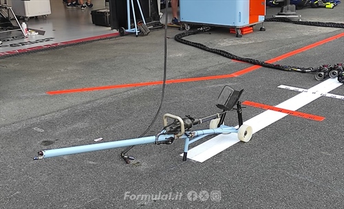 Un giovedì in pit lane: assemblaggio di un cockpit, martinetti 'nudi' e stramberie da F1 - Un giovedì in pit lane: assemblaggio di un cockpit, martinetti 'nudi' e stramberie da F1