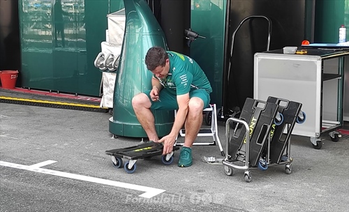 Un giovedì in pit lane: assemblaggio di un cockpit, martinetti 'nudi' e stramberie da F1 - Un giovedì in pit lane: assemblaggio di un cockpit, martinetti 'nudi' e stramberie da F1