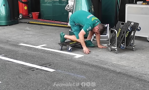 Un giovedì in pit lane: assemblaggio di un cockpit, martinetti 'nudi' e stramberie da F1 - Un giovedì in pit lane: assemblaggio di un cockpit, martinetti 'nudi' e stramberie da F1