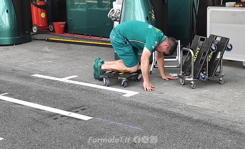 Un giovedì in pit lane: assemblaggio di un cockpit, martinetti 'nudi' e stramberie da F1 - Un giovedì in pit lane: assemblaggio di un cockpit, martinetti 'nudi' e stramberie da F1