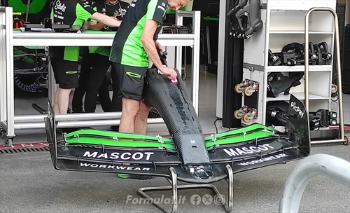 Un giovedì in pit lane: assemblaggio di un cockpit, martinetti 'nudi' e stramberie da F1 - Un giovedì in pit lane: assemblaggio di un cockpit, martinetti 'nudi' e stramberie da F1