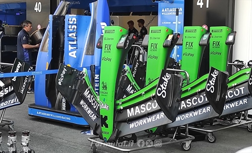 Un giovedì in pit lane: assemblaggio di un cockpit, martinetti 'nudi' e stramberie da F1 - Un giovedì in pit lane: assemblaggio di un cockpit, martinetti 'nudi' e stramberie da F1
