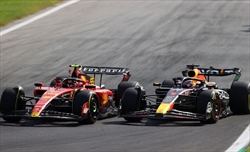 Vasseur elogia Verstappen: «Impressionante non commettere un solo errore in due stagioni» - Vasseur elogia Verstappen: «Impressionante non commettere un solo errore in due stagioni»