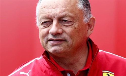 Vasseur legge la gara come un’equazione spezzata: la Ferrari c’è, ma non sempre