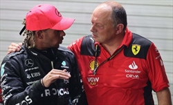 Vasseur ritrova Hamilton: «Sempre stati in contatto. Sainz? Nessuna ingiustizia» - Vasseur ritrova Hamilton salutando Sainz: le dichiarazioni