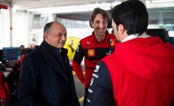 Vasseur scherza: «Cosa mi ha colpito a Maranello? La carta dei vini. E sulla mia prima decisione...» - Vasseur scherza: «Cosa mi ha colpito a Maranello? La carte dei vini. E sulla mia prima decisione...»