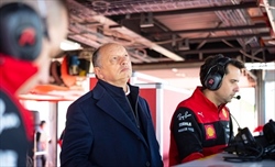 Vasseur scherza: «Cosa mi ha colpito a Maranello? La carta dei vini. E sulla mia prima decisione...» - Vasseur scherza: «Cosa mi ha colpito a Maranello? La carte dei vini. E sulla mia prima decisione...»