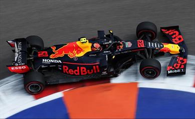 Venerdì in Russia: Verstappen vola, Albon soffre