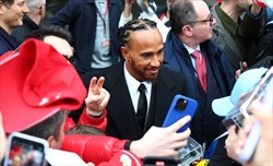 Vergogna! Il commento razzista della stampa inglese su Hamilton in Ferrari - Vergogna! Il commento razzista della stampa inglese su Hamilton in Ferrari